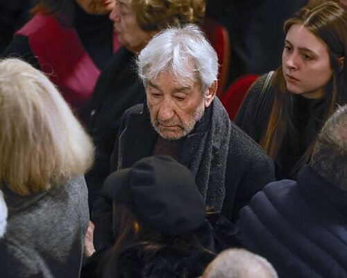 Y las chicas Almodóvar lloraron a Marisa Paredes a las puertas de su casa: «Se ha ido nuestra brújula. Es una reina»