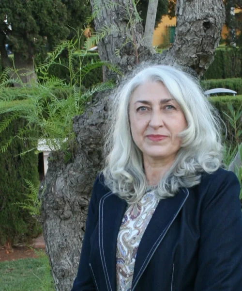 La autora Merse León deslumbra con su primera novela “La casa de las amapolas rojas”.