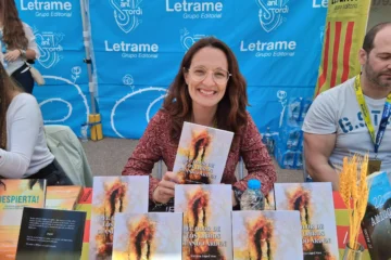 Victoria López Vico firma ejemplares de su obra en la parada de la Editorial Letrame