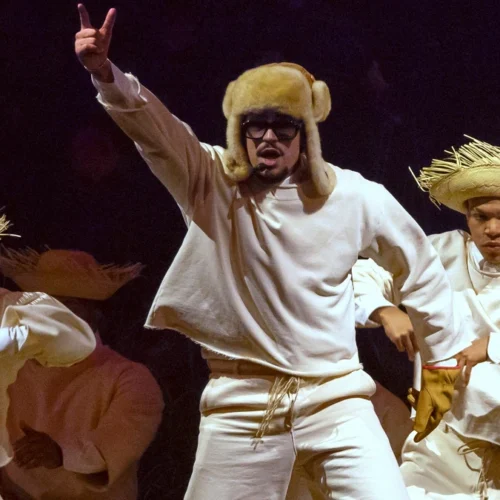 Bad Bunny presenta el ‘Alambre Púa’ de manera inédita en su residencia