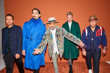 Miembro de los Backstreet Boys demanda a Policía por no evitar que turistas entren a su playa