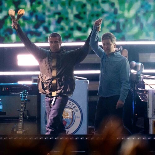 Los Gallagher salen de la mano y ofrecen un sensacional concierto en la primera fecha de Oasis