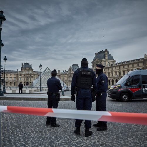 Robo en el Louvre: unos encapuchados con motosierra se llevan ocho joyas de la Corona francesa