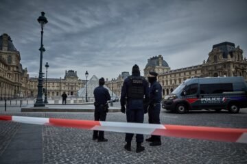 Robo en el Louvre: unos encapuchados se llevan ocho joyas de la Corona francesa con una radial