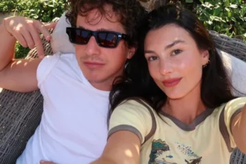 Charlie Puth y su esposa Brooke Sansone comparten que esperan su primer bebé juntos en su nuevo video musical