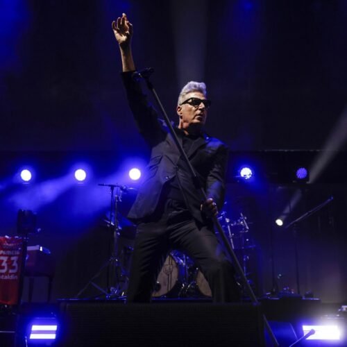 Loquillo presume de leyenda con un electrizante ‘show’ en el Roig Arena