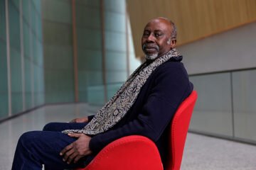 Hassane Kouyaté, el griot africano que se codea con los grandes del teatro mundial: «Trump es la consecuencia de la dominación de unos seres humanos sobre otros»