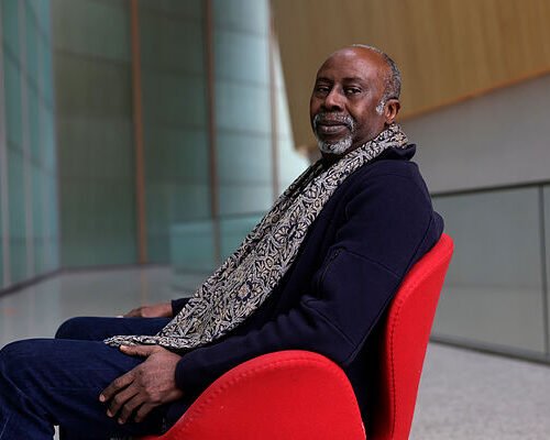 Hassane Kouyaté, el griot africano que se codea con los grandes del teatro mundial: «Trump es la consecuencia de la dominación de unos seres humanos sobre otros»