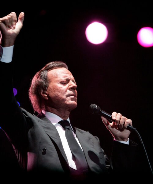 Julio Iglesias publica mensajes de WhatsApp de sus empleadas para defenderse de las acusaciones de agresiones sexuales: «Todos los días a tu lado son valiosos para mí. Te quiero mucho»