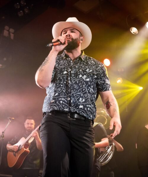 Carín León cancela por una infección de dengue su participación en el palenque de la Feria de León