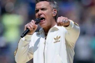 Robbie Williams supera a The Beatles con récord de álbumes número uno en el Reino Unido