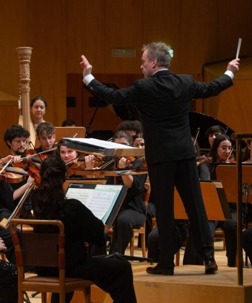 Jonathan Nott inicia su ‘nueva vida española’ con un Shostakóvich tenso y poético