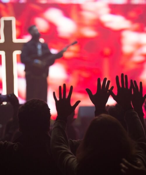 Rezo masivo en el Movistar Arena: “Creer en Dios está trending topic”