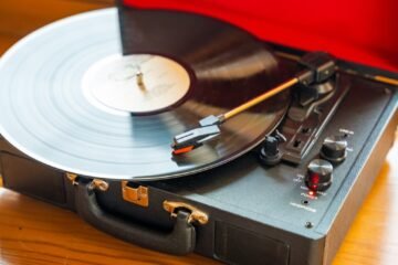 Fichados por menos de 80 euros: estos tocadiscos con maleta incorporada son los mejor valorados en Amazon