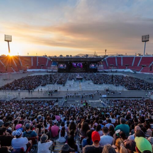 ‘Carmina Burana’ cautiva al público del Estadio Nacional en un concierto gratuito y veraniego en Santiago de Chile