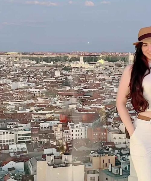 Manal El Debal Karzedin convierte la experiencia migrante en un ejercicio de honestidad literaria