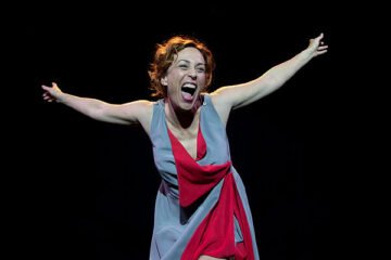 Nueve mujeres en una para dar voz al papel invisible femenino: «Mientras siga habiendo ‘errejones’ y ‘epsteins’ hay mucho que reivindicar»