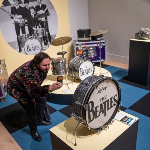 Instrumentos de los Beatles, el manuscrito de Kerouac o la guitarra más cara de la historia: la subasta que acabó con una de las mayores colecciones sobre el rock