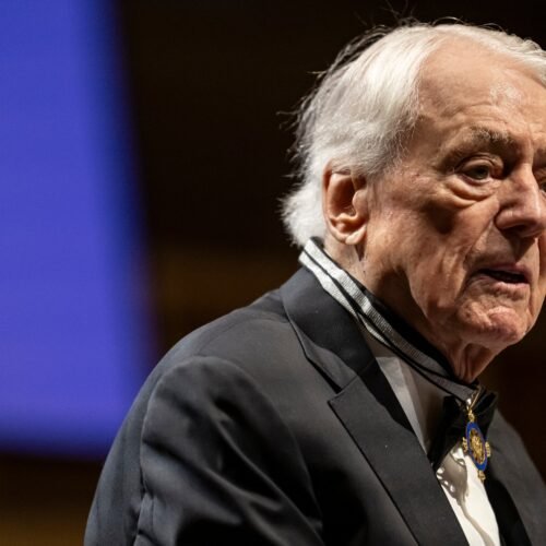 Muere el cineasta y escritor Alexander Kluge, primer representante del Nuevo Cine Alemán y gran analista social