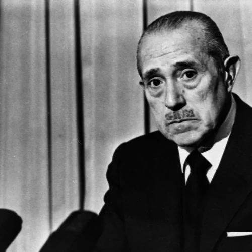 La España de 1976: 28 de abril, Arias Navarro anuncia elecciones para 1977