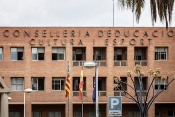 Dimite un cargo de Educación que publicó un libro con descripciones denigratorias del profesorado