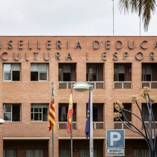 Dimite un cargo de Educación que publicó un libro con descripciones denigratorias del profesorado