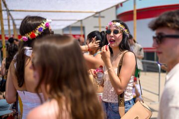 Colas, calor y color a la espera de Bad Bunny en Madrid: «No te puedo contar lo increíble que es mi amor por él»