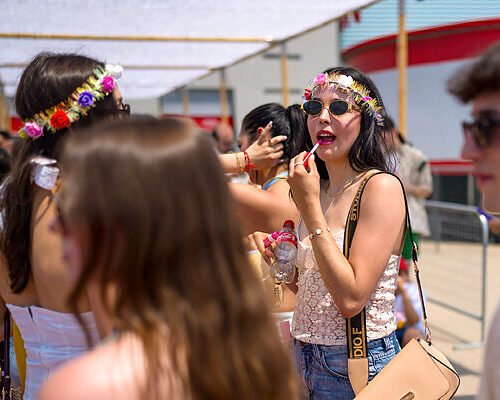 Colas, calor y color a la espera de Bad Bunny en Madrid: «No te puedo contar lo increíble que es mi amor por él»