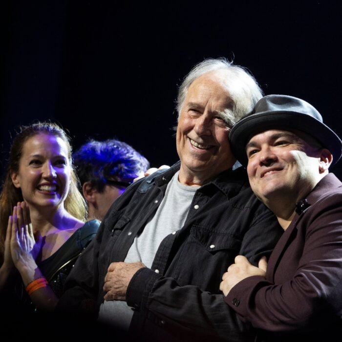 Serrat reaparece en el homenaje de Jofre Bardagí en Barcelona y dedica ‘Una mujer desnuda y en lo oscuro’ a Tania Doris