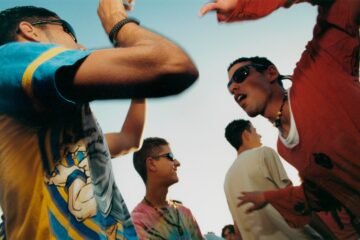 “Aún parece que vienen del futuro”: el regreso de las Oakley, las gafas de bakala que también llevan el juez Peinado o la princesa Ana