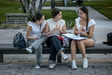 “Mi hijo ha sacado excelente, pero quiero que suba el nivel”: las familias ricas disparan el gasto en clases particulares en España