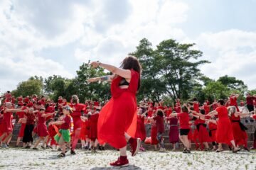 Cientos de personas vestidas de rojo recrean en Reino Unido el icónico baile de «Cumbres borrascosas» de Kate Bush