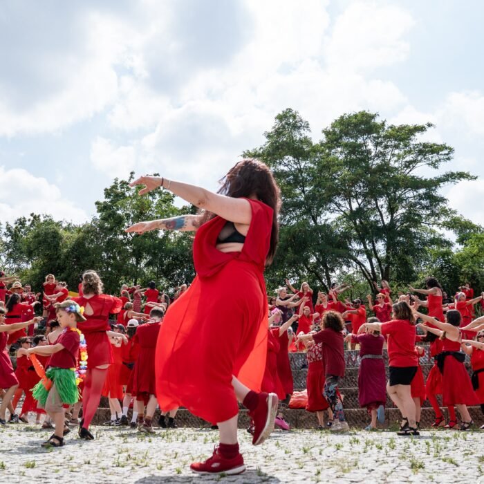 Cientos de personas vestidas de rojo recrean en Reino Unido el icónico baile de «Cumbres borrascosas» de Kate Bush