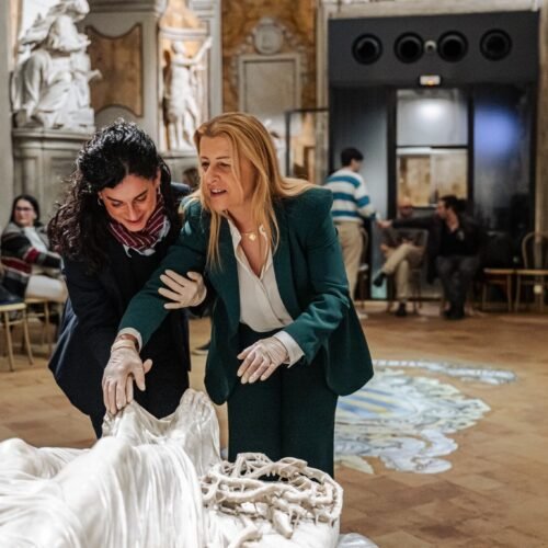 El museo que permite a personas ciegas tocar esculturas del siglo XVIII