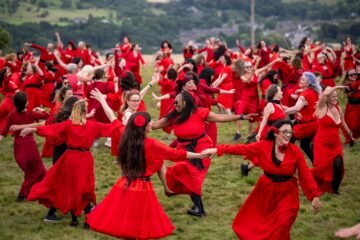 Un mar de rojo en Haworth para celebrar el día de ‘Cumbres borrascosas’