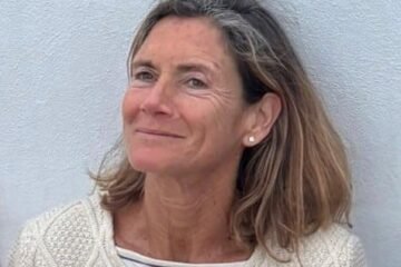 Fiona pasea, se baña y recuerda: una novela sobre la belleza en una isla griega