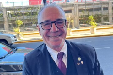 El taxista que lleva 40 años regalando libros por todo Buenos Aires