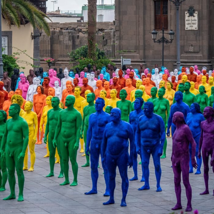 Desnudos frente a la catedral: Spencer Tunick reivindica la inclusión LGTBIQ+ en una acción en Las Palmas