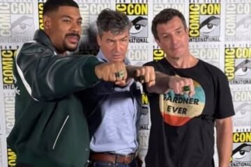 Kyle Chandler, Aaron Pierre y Nathan Fillion recitan juntos el juramento de Green Lantern en la Comic-Con