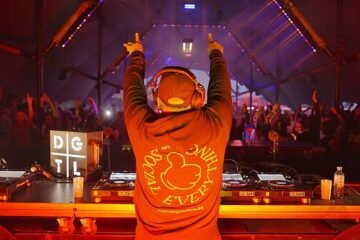 Un DJ, una pantalla y mucho pum pum pum: así son los lunes de cineclub en la Sala Apolo