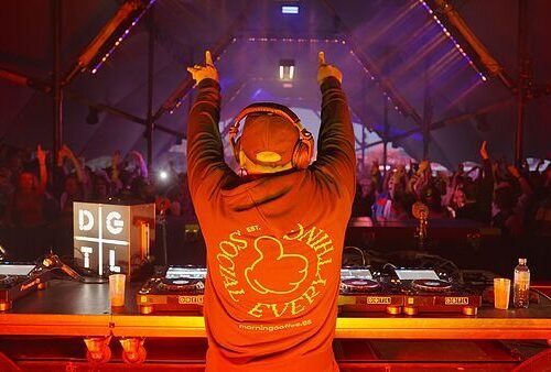 Un DJ, una pantalla y mucho pum pum pum: así son los lunes de cineclub en la Sala Apolo