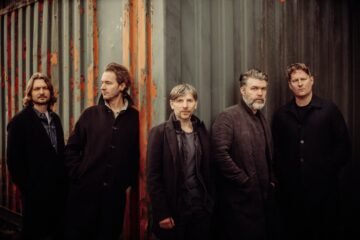 Editors: “Conectar con otros te empodera cuando enfrentas cosas terribles”
