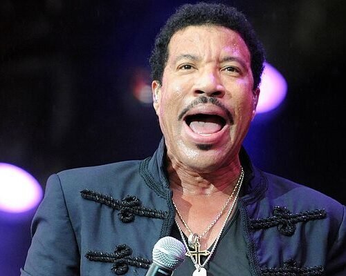 Lionel Richie ingresa en cuidados intensivos para someterse a pruebas tras tener dificultades para mantenerse de  pie en un concierto