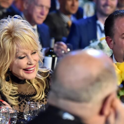La disputa entre el sobrino de Dolly Parton y su representante se agrava: del despido del primero a la orden de alejamiento por amenazas solicitada por el ‘manager’