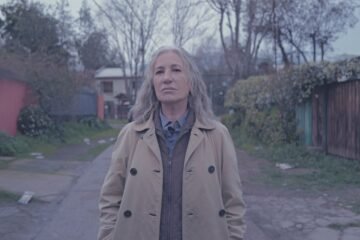 «Mis muertos tristes»: Pablo Larraín se pierde entre los fantasmas de Mariana Enríquez