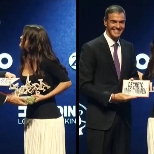 La cantante Amaia le da a Sánchez una pequeña pancarta en plena entrega de premios: «Decreto Maricarmen»