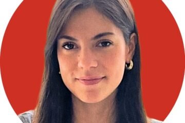 Alicia Guelbenzu: “Ver a famosos haciendo el ridículo tiene algo hipnótico”