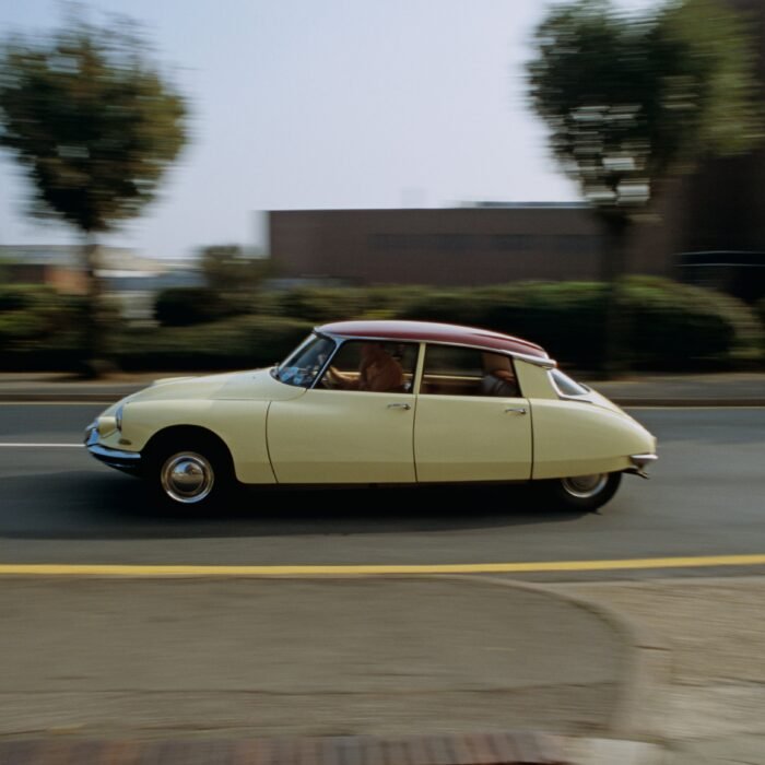 Cómo Roland Barthes nos enseñó a hacer filosofía con la cultura pop: el diseño de los Citroën, la lucha libre y el vino francés