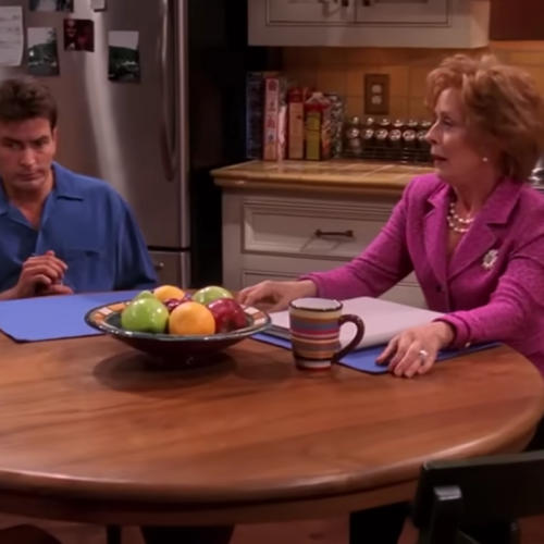 Holland Taylor denuncia lo poco que cobraba en ‘Dos hombres y medio’: «Nunca me subieron el sueldo»